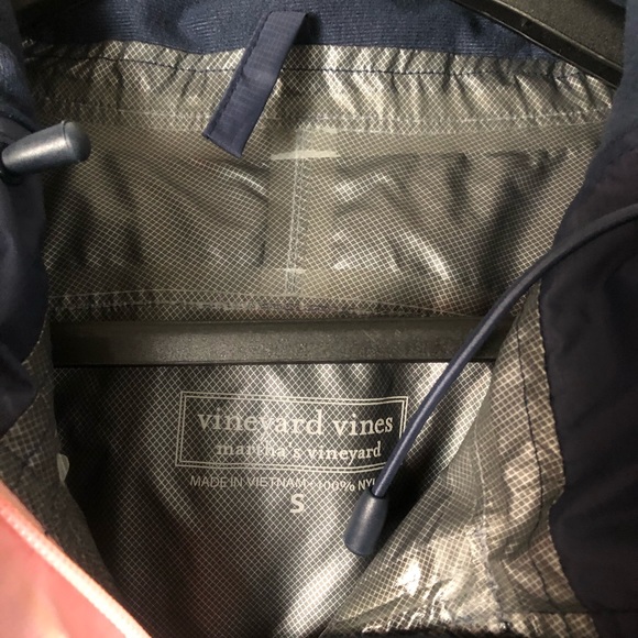 Classy Vineyard Vine stow and go jacket - Picture 5 of 7